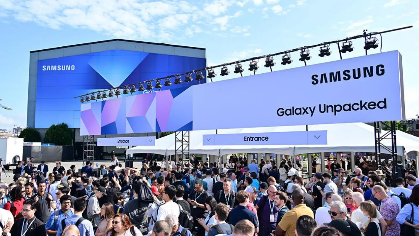 Crowds outside the Galaxy Unpacked venue.